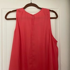 Sleeveless coral blouse. Size XXL. Botton back. 100% polyester.